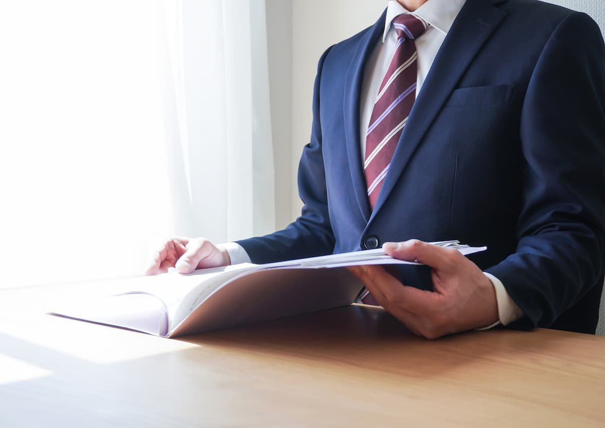 Які повноваження має тимчасово виконуючий обов’язки директора